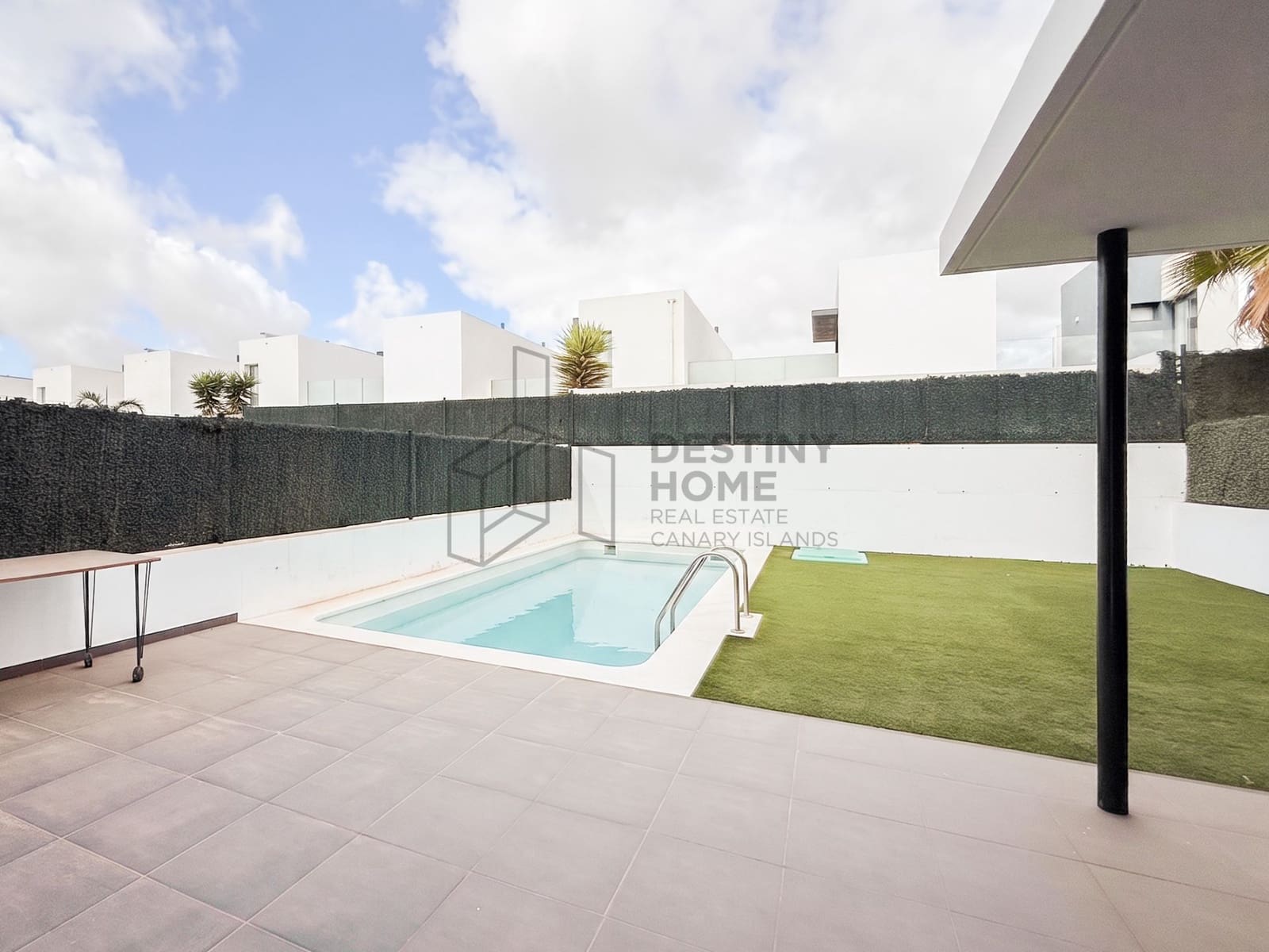 Chalet de 2 habitaciones en La Oliva en venta con piscina - 420.000 € (Ref: 9937535)