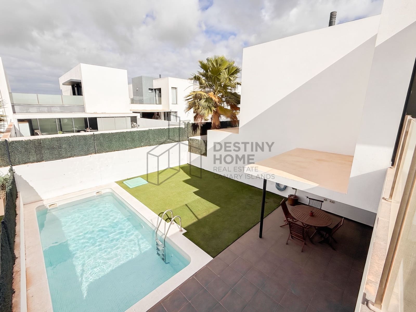Chalet de 2 habitaciones en La Oliva en venta con piscina - 420.000 € (Ref: 9937535)