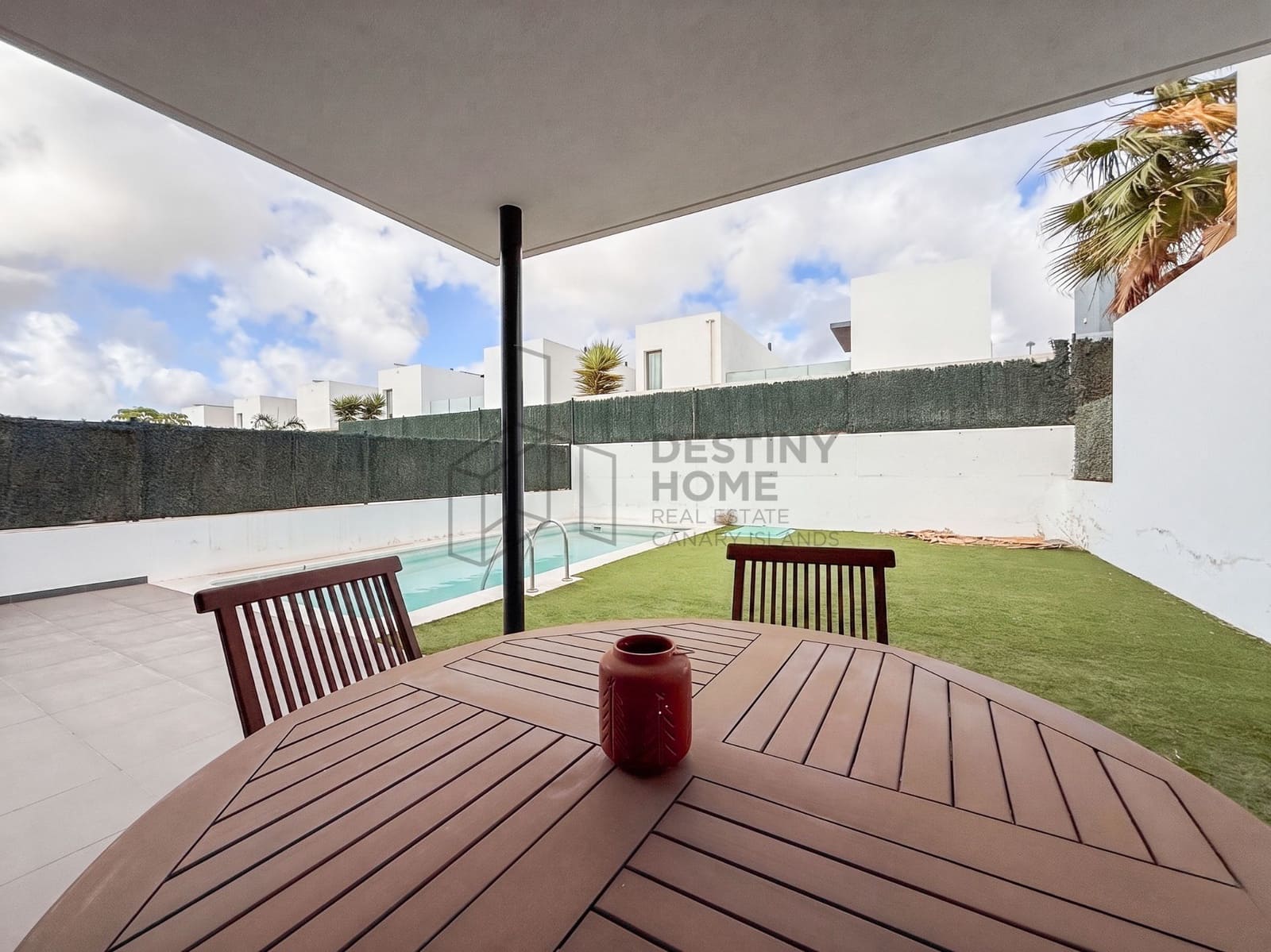 Chalet de 2 habitaciones en La Oliva en venta con piscina - 420.000 € (Ref: 9937535)