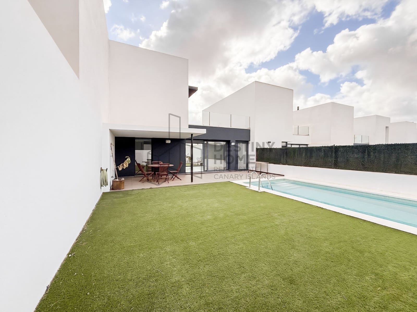 Chalet de 2 habitaciones en La Oliva en venta con piscina - 420.000 € (Ref: 9937535)