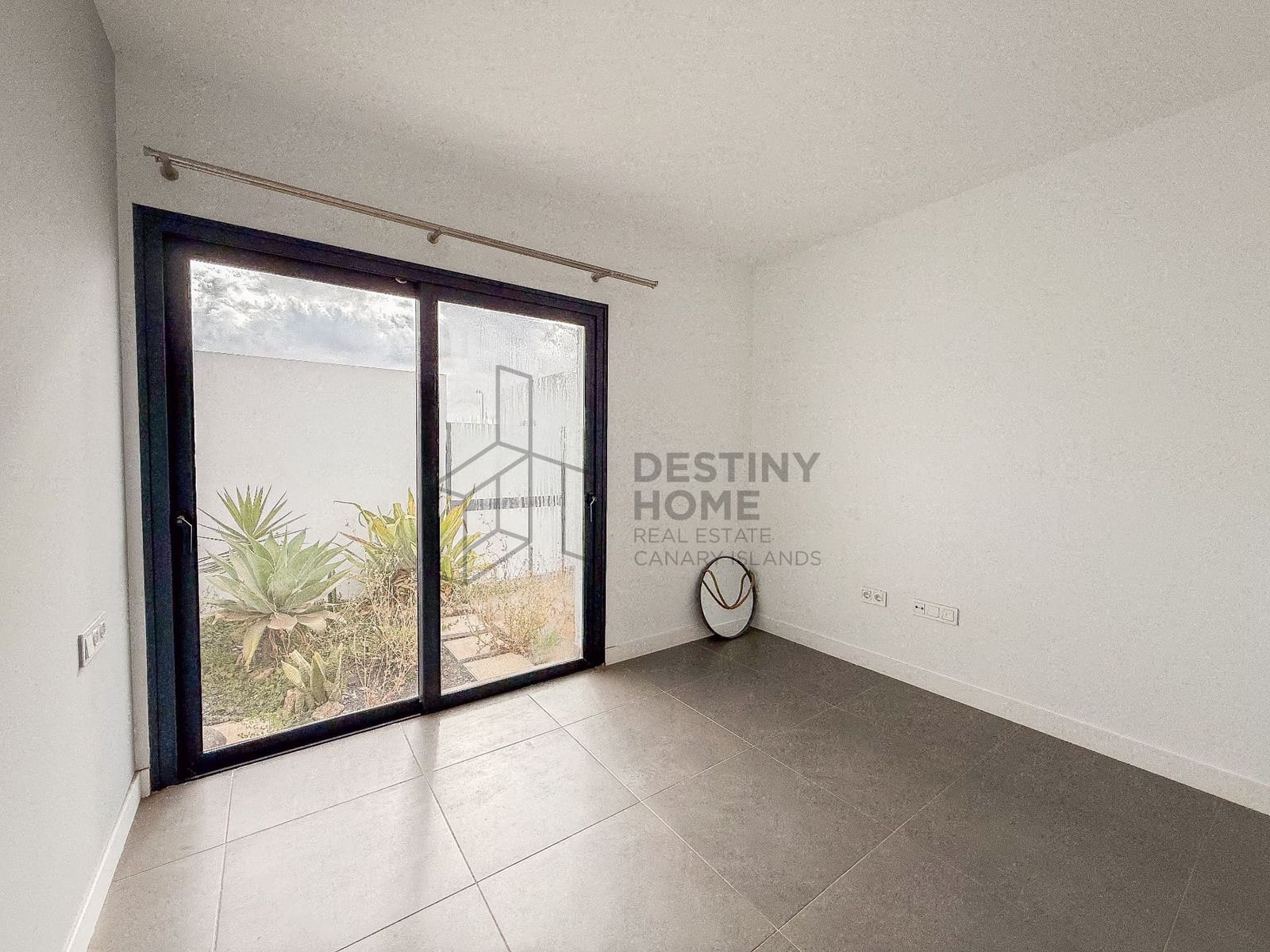 Chalet de 2 habitaciones en La Oliva en venta con piscina - 420.000 € (Ref: 9937535)