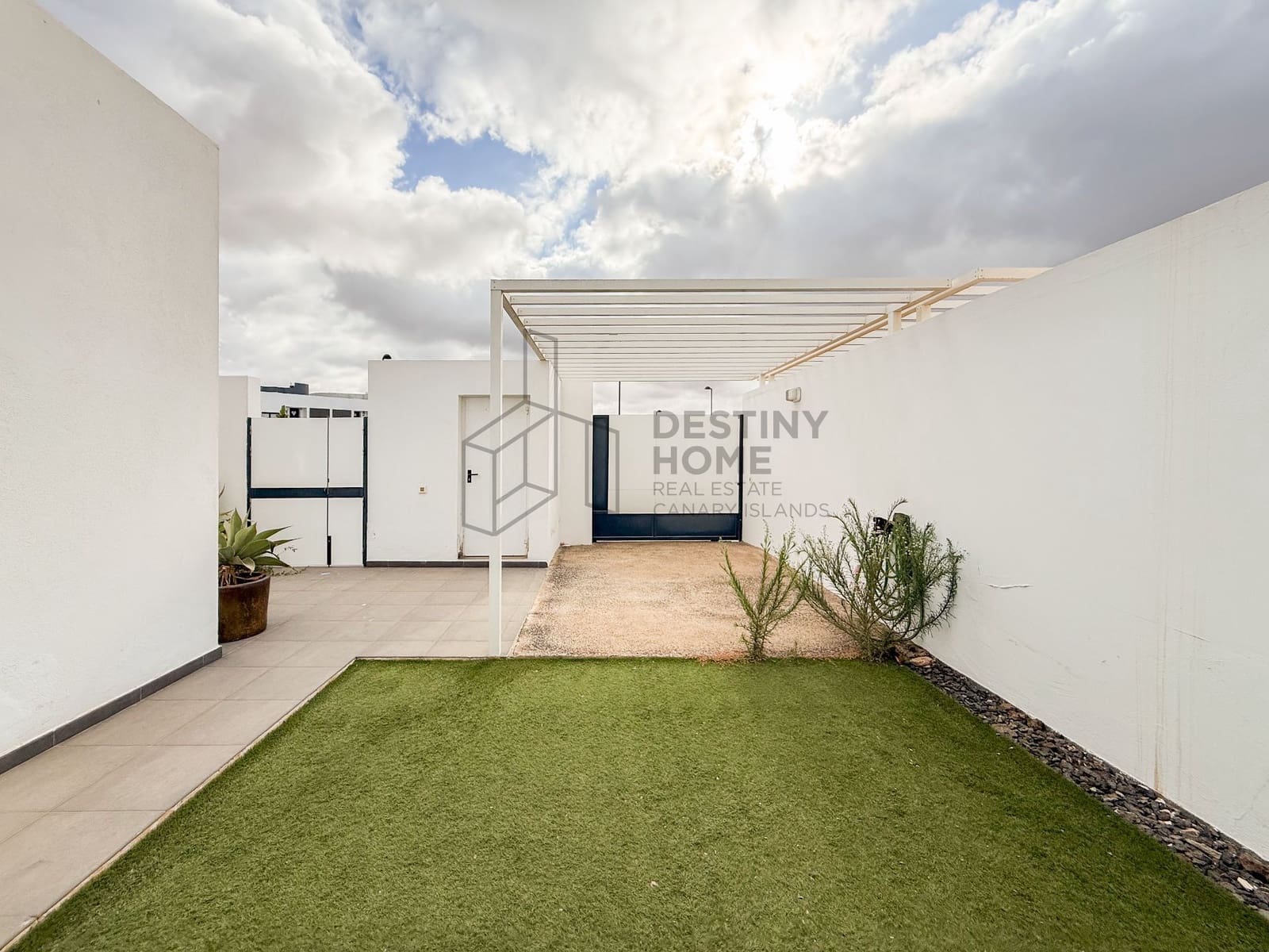Chalet de 2 habitaciones en La Oliva en venta con piscina - 420.000 € (Ref: 9937535)