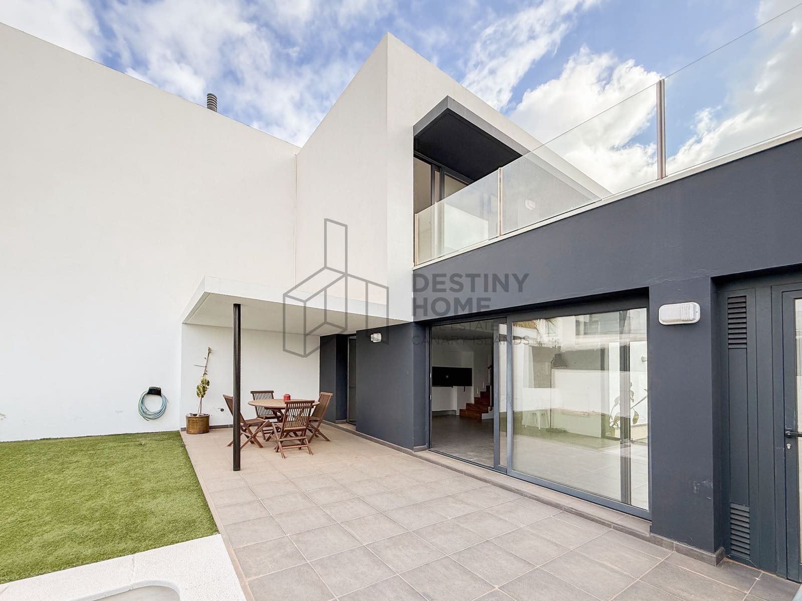 Chalet de 2 habitaciones en La Oliva en venta con piscina - 420.000 € (Ref: 9937535)