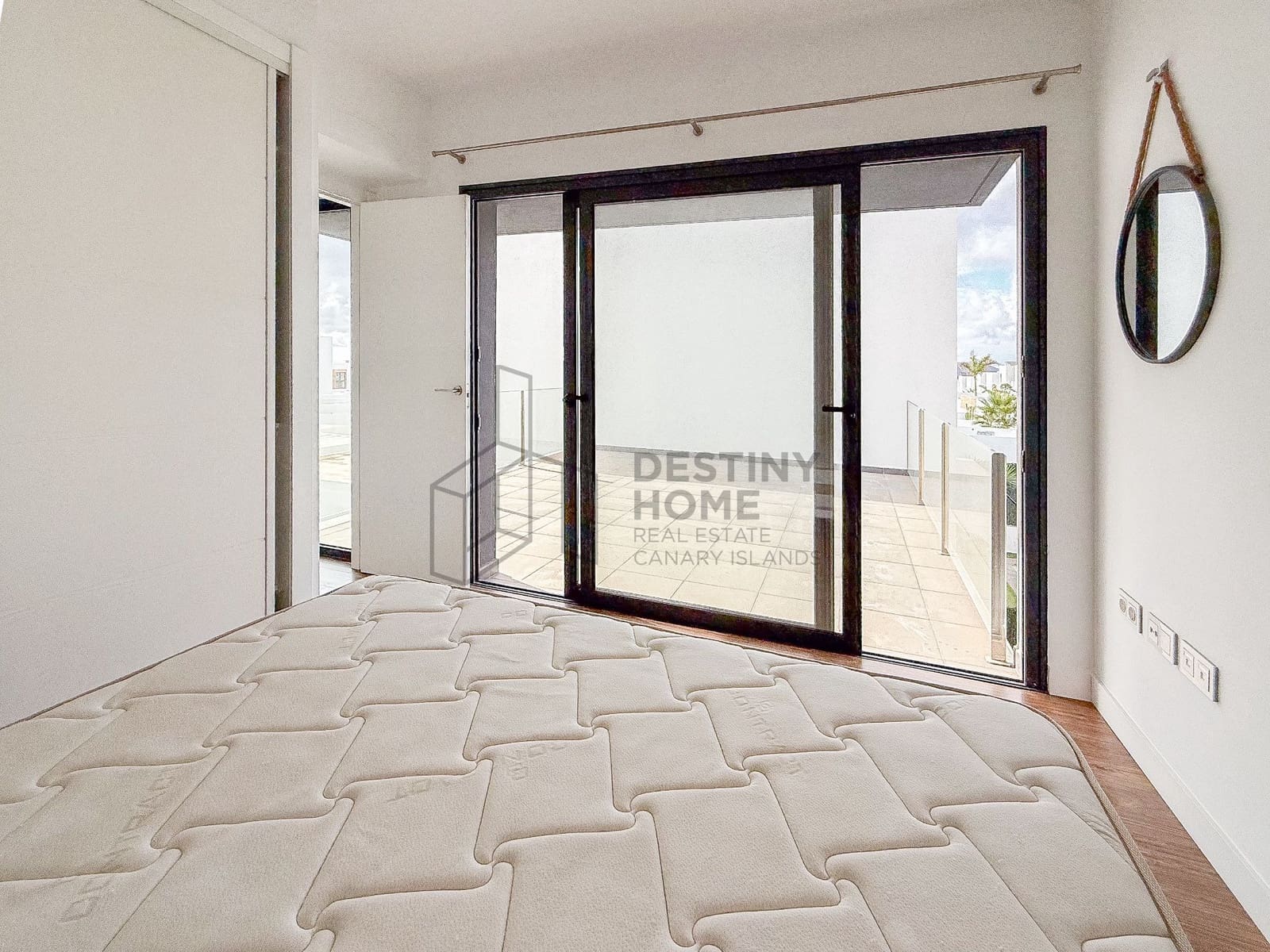 Chalet de 2 habitaciones en La Oliva en venta con piscina - 420.000 € (Ref: 9937535)