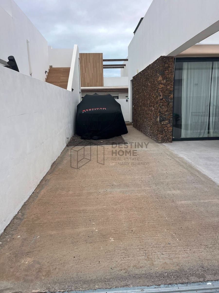 2 bedroom Villa for rent in Corralejo with pool - € 1,800 (Ref: 9949273)
