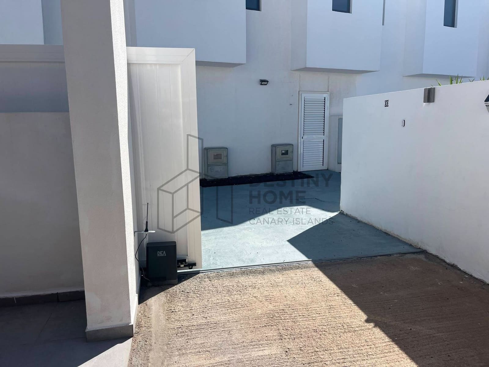 2 bedroom Villa for rent in Corralejo with pool - € 1,800 (Ref: 9949273)