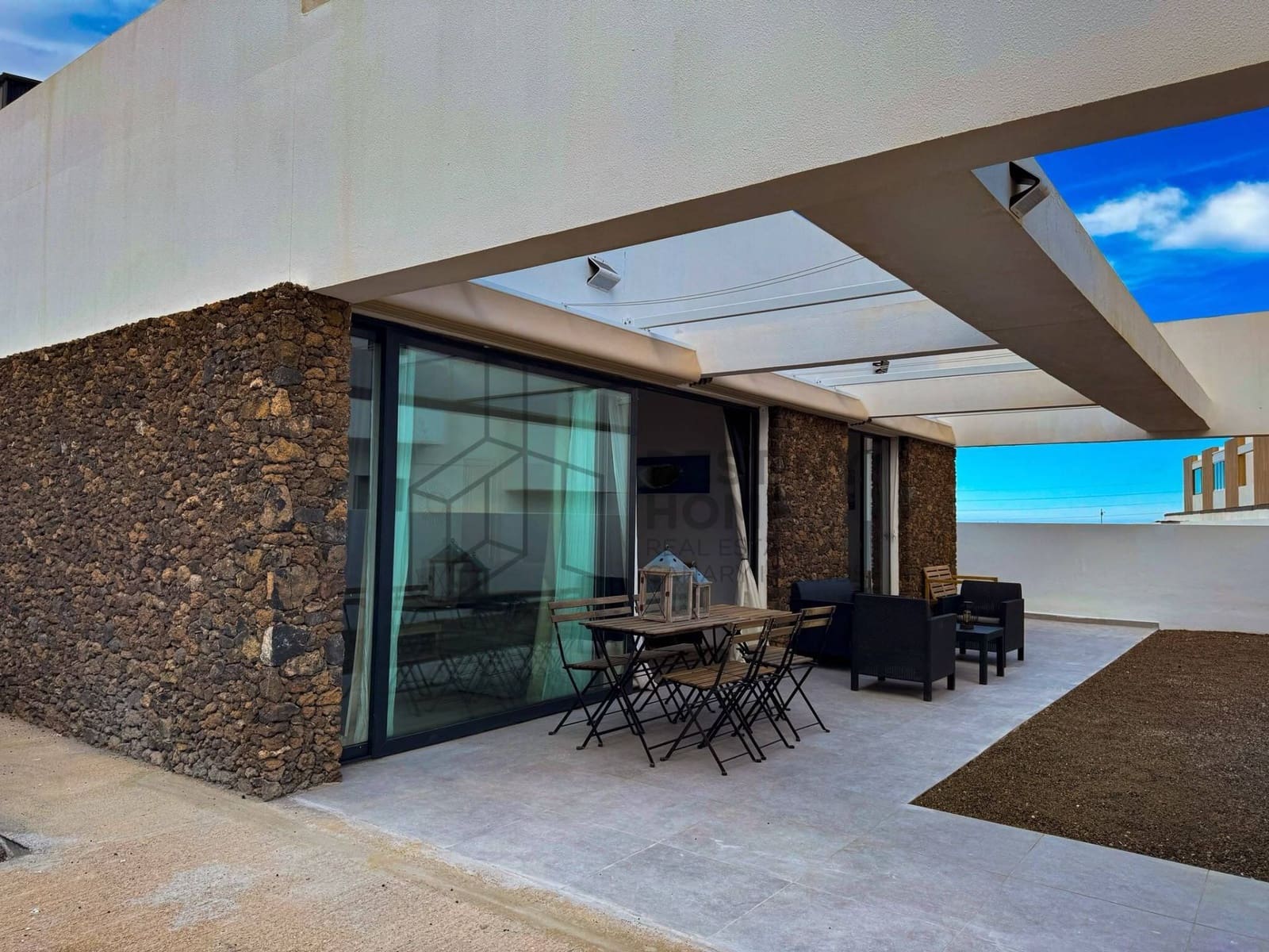 2 bedroom Villa for rent in Corralejo with pool - € 1,800 (Ref: 9949273)