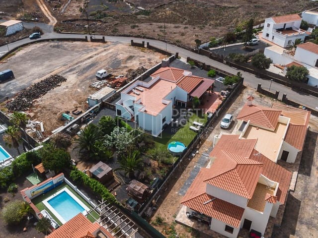 3 bedroom Villa for sale in Villaverde, La Oliva - € 475,000 (Ref: 9966228)