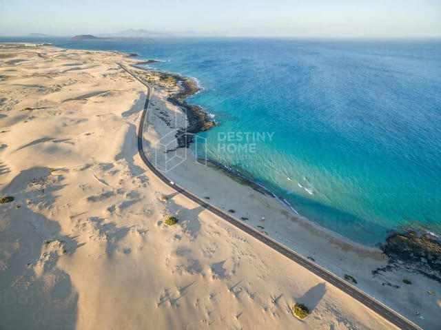 Pareado de 2 habitaciones en Corralejo, La Oliva en venta con piscina garaje - 315.000 € (Ref: 9974719)
