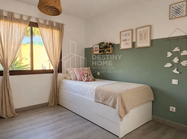Pareado de 2 habitaciones en Corralejo, La Oliva en venta con piscina garaje - 315.000 € (Ref: 9974719)