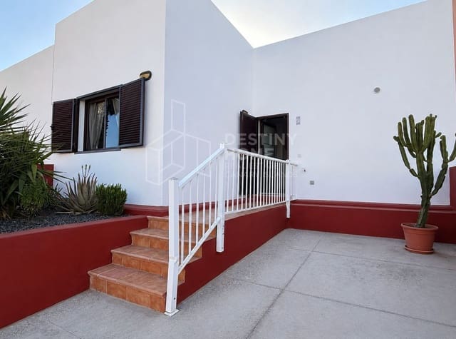 Pareado de 2 habitaciones en Corralejo, La Oliva en venta con piscina garaje - 315.000 € (Ref: 9974719)