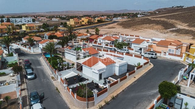 2 soverom Villa til salgs i Parque Holandés, La Oliva med garasje - € 315 000 (Ref: 9976827)
