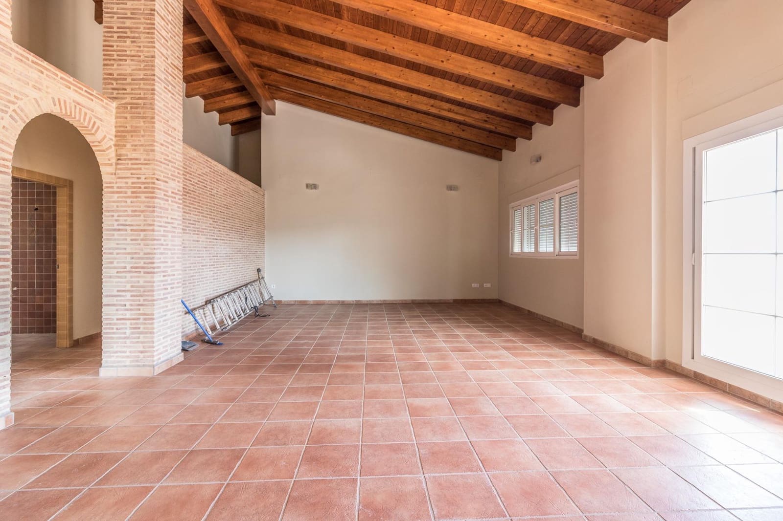 4 bedroom Villa for rent in L'Enova with pool garage - € 1,500 (Ref: 8120303)