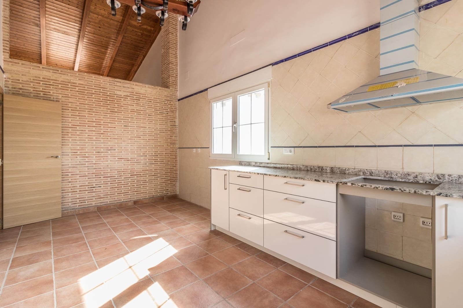 4 bedroom Villa for rent in L'Enova with pool garage - € 1,500 (Ref: 8120303)