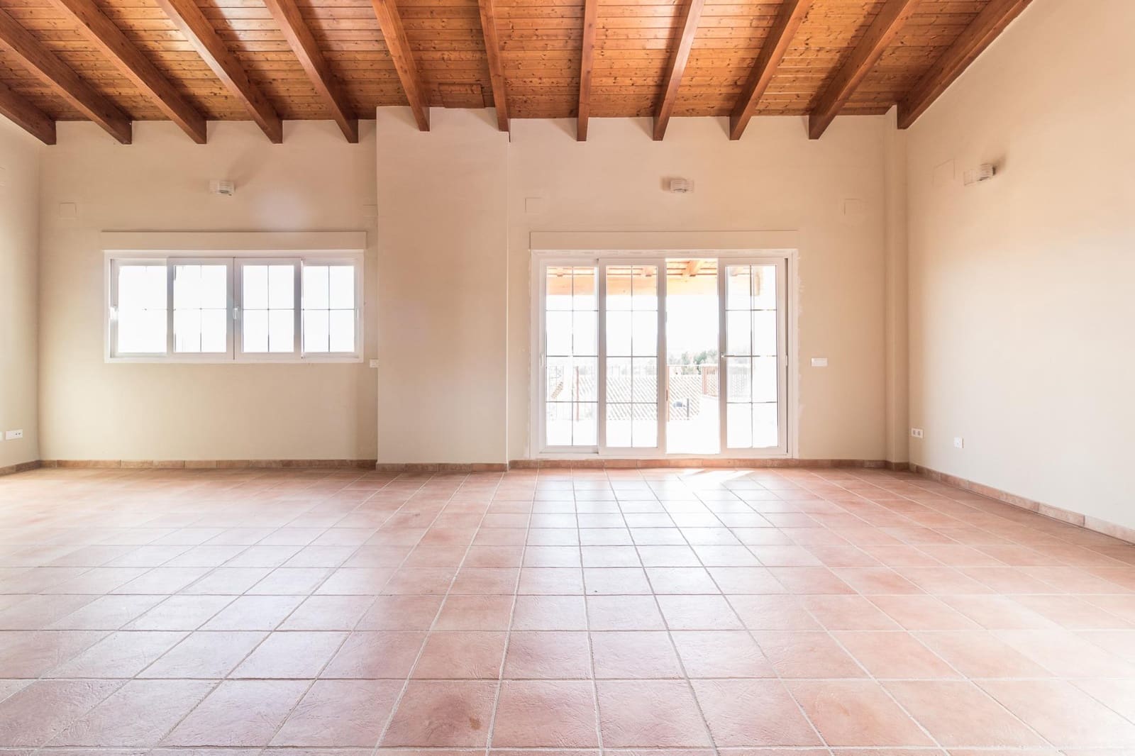 4 bedroom Villa for rent in L'Enova with pool garage - € 1,500 (Ref: 8120303)