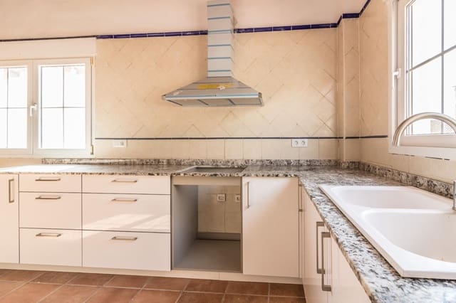 4 bedroom Villa for rent in L'Enova with pool garage - € 1,500 (Ref: 8120303)