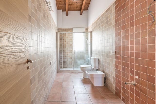 4 bedroom Villa for rent in L'Enova with pool garage - € 1,500 (Ref: 8120303)