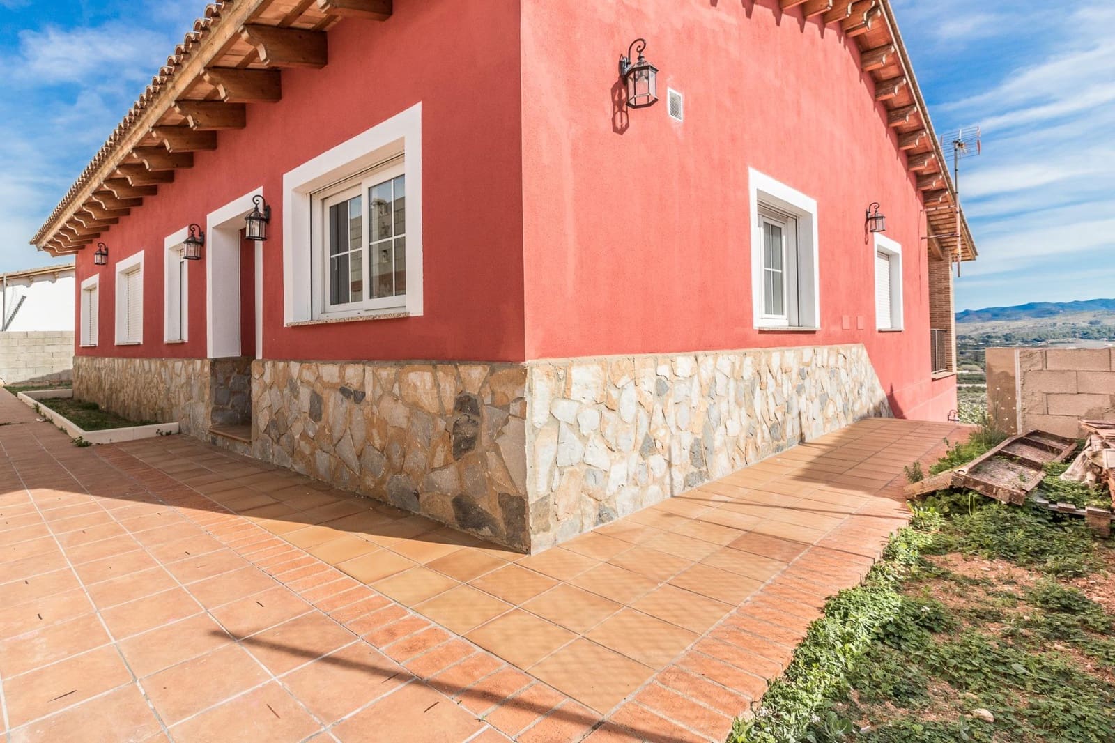 4 bedroom Villa for rent in L'Enova with pool garage - € 1,500 (Ref: 8120303)