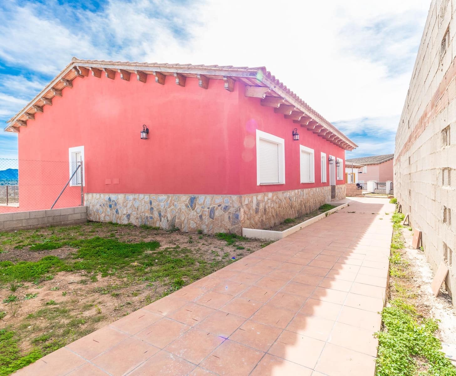 4 bedroom Villa for rent in L'Enova with pool garage - € 1,500 (Ref: 8120303)