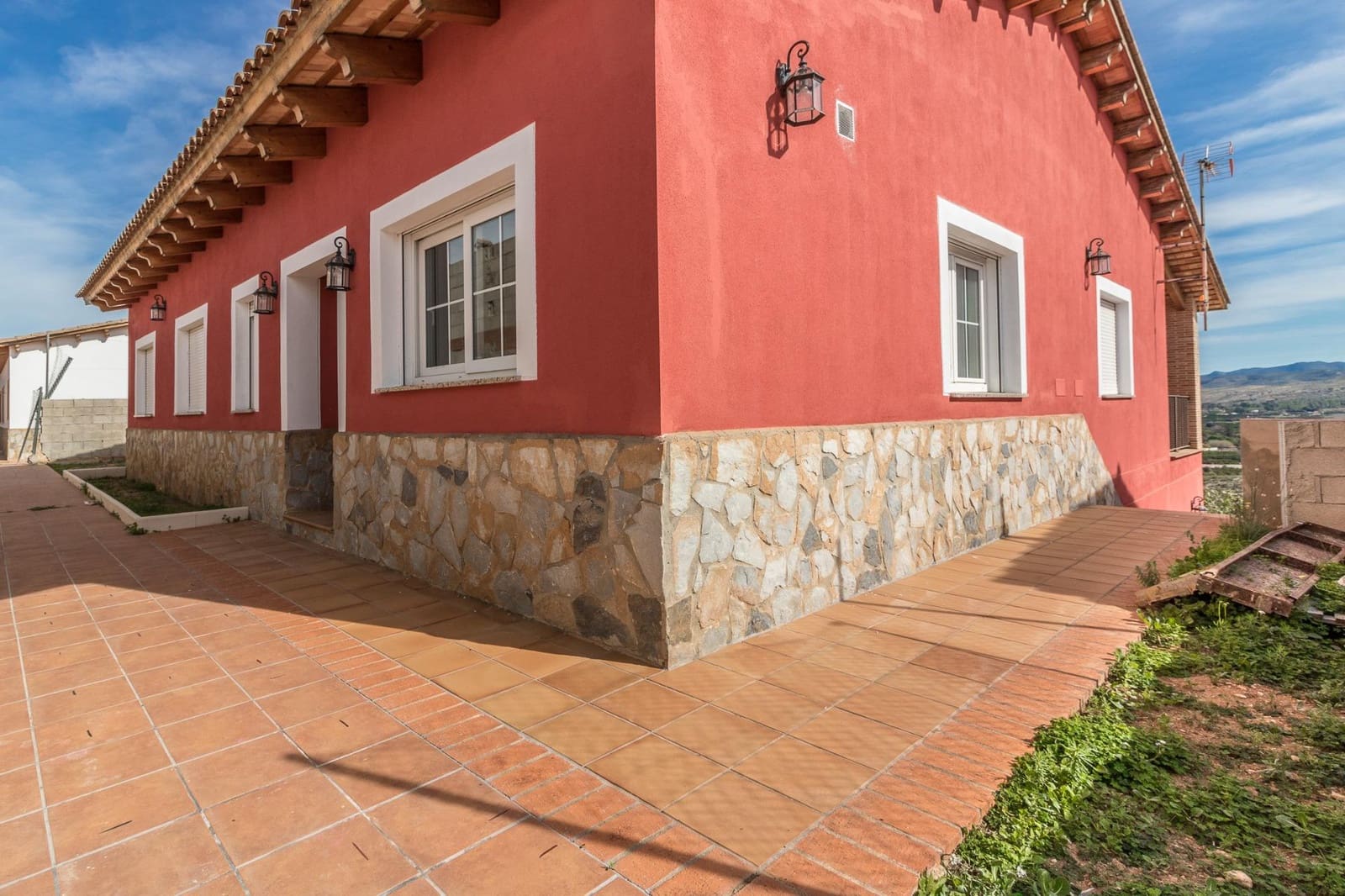 4 bedroom Villa for rent in L'Enova with pool garage - € 1,500 (Ref: 8120303)