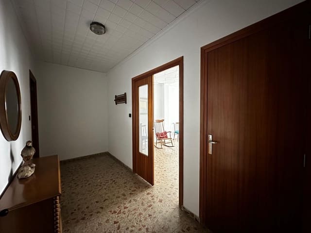 4 bedroom Townhouse for sale in Carlet with garage - € 140,000 (Ref: 8247829)