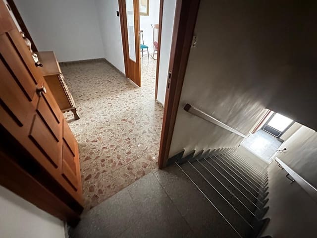 4 bedroom Townhouse for sale in Carlet with garage - € 140,000 (Ref: 8247829)