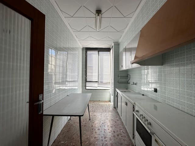 4 bedroom Townhouse for sale in Carlet with garage - € 140,000 (Ref: 8247829)