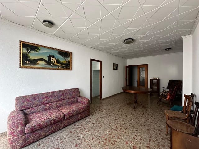 4 bedroom Townhouse for sale in Carlet with garage - € 140,000 (Ref: 8247829)