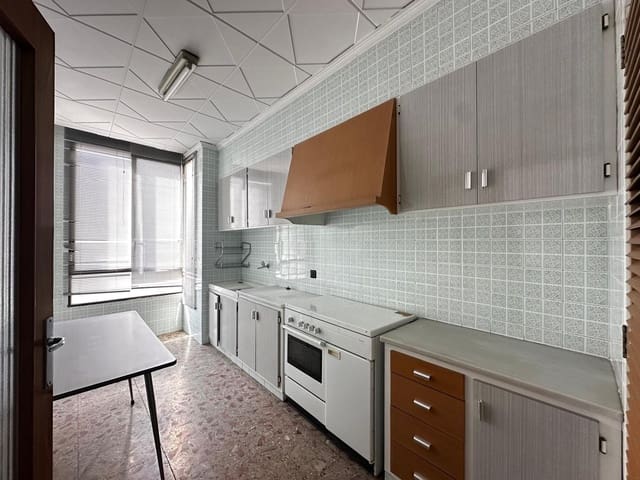 4 bedroom Townhouse for sale in Carlet with garage - € 140,000 (Ref: 8247829)