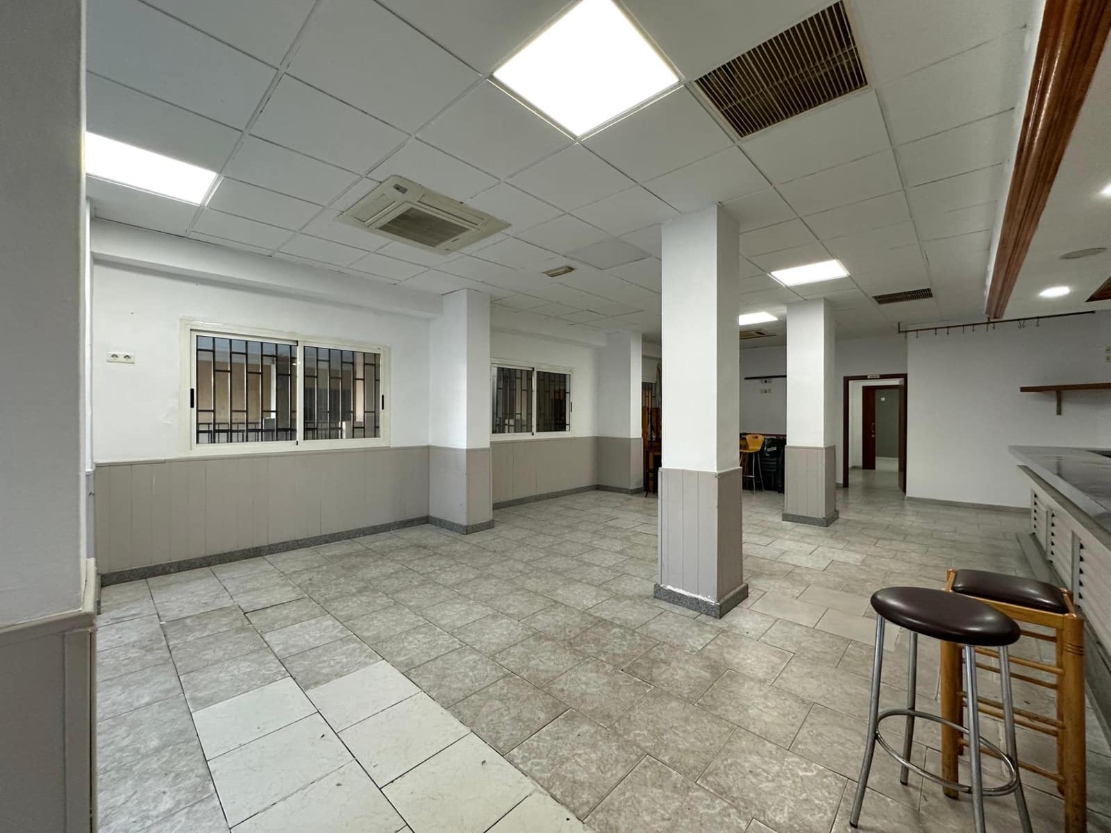 Kommersiell til salgs i L'Alcudia - € 135 000 (Ref: 8595343)