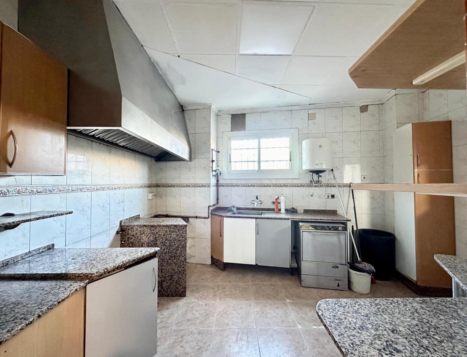 Kommersiell til salgs i L'Alcudia - € 135 000 (Ref: 8595343)