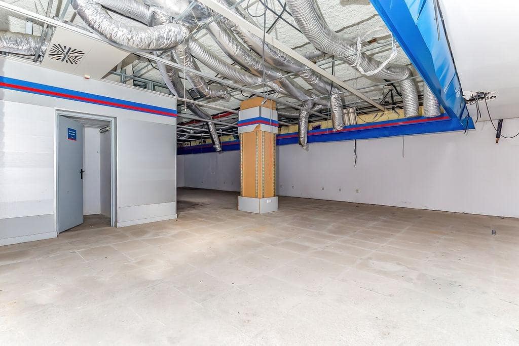 Commercial for sale in Alzira - € 750,000 (Ref: 8936822)