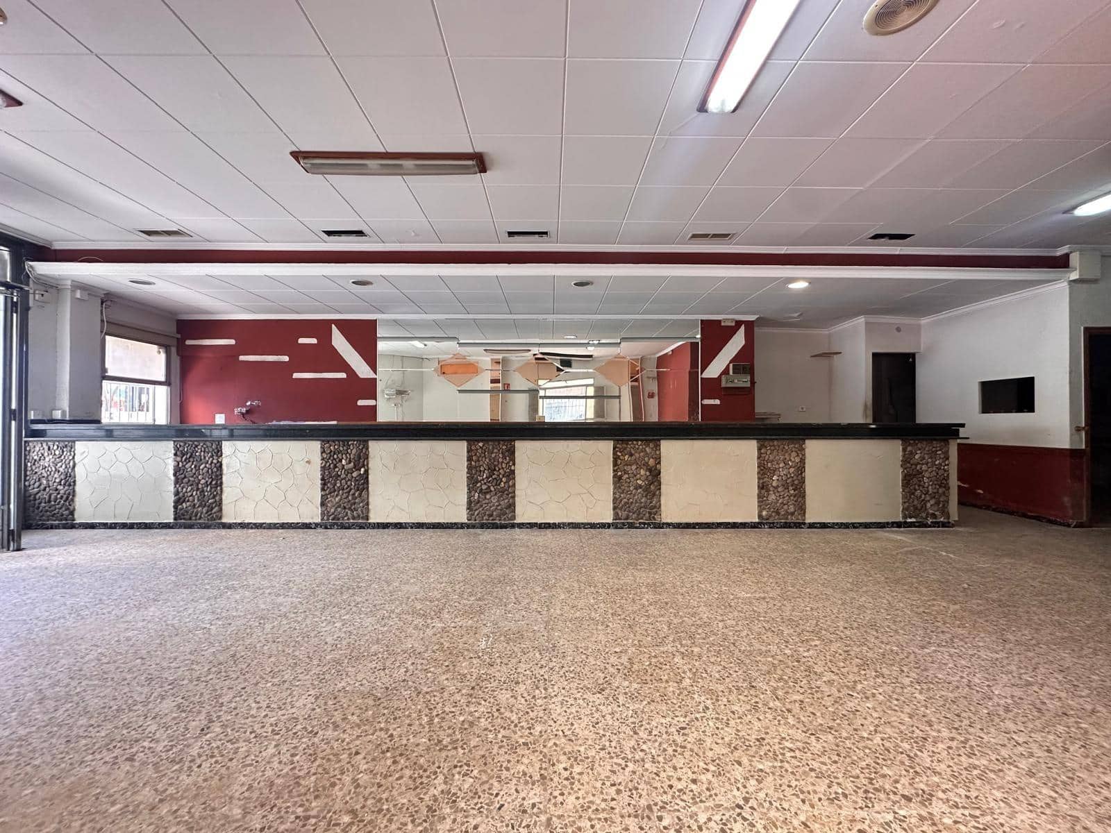 Erhverv til salg i L'Alcudia - € 180.000 (Ref: 8948731)