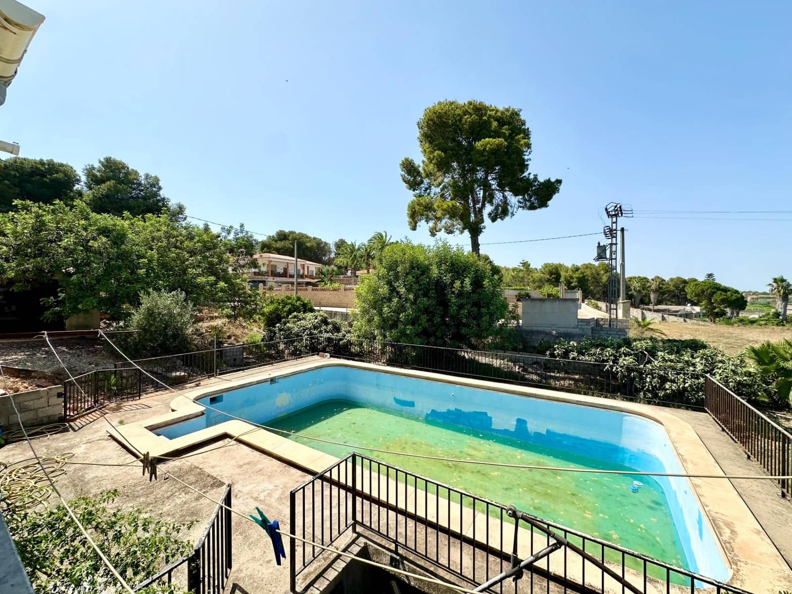 5 bedroom Villa for sale in Carlet with pool - € 175,000 (Ref: 9360133)