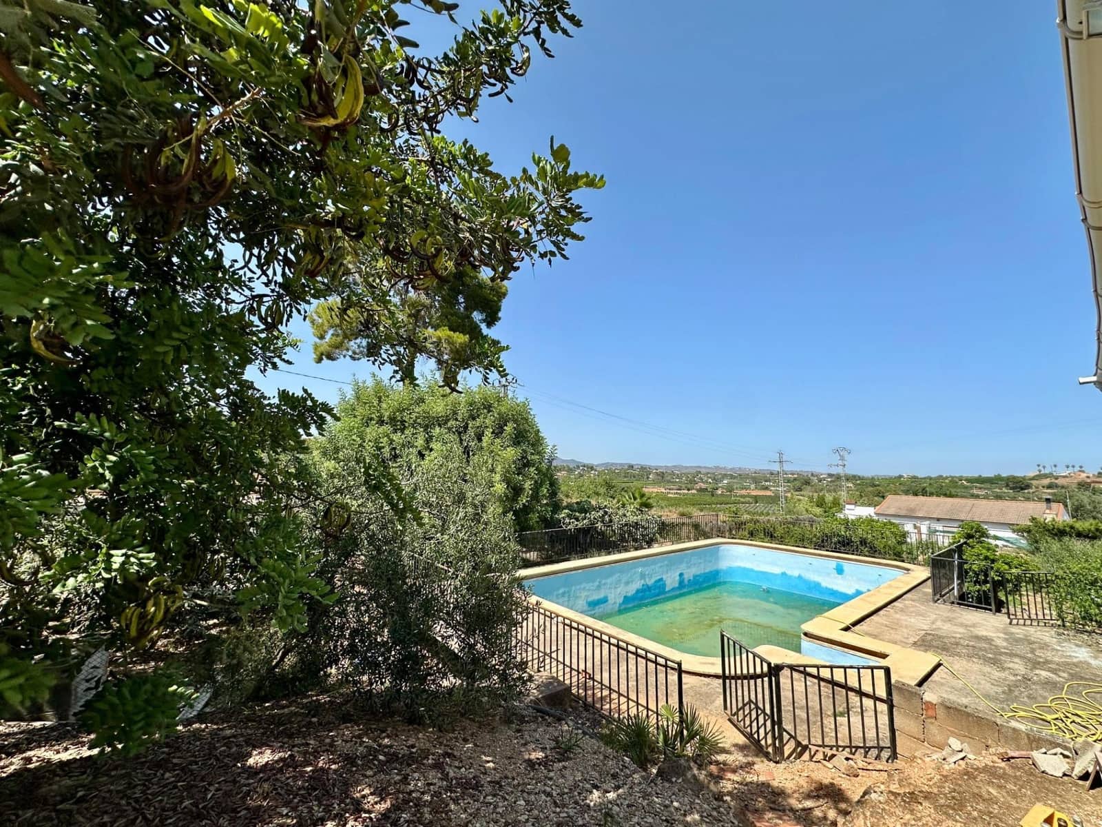 5 bedroom Villa for sale in Carlet with pool - € 175,000 (Ref: 9360133)