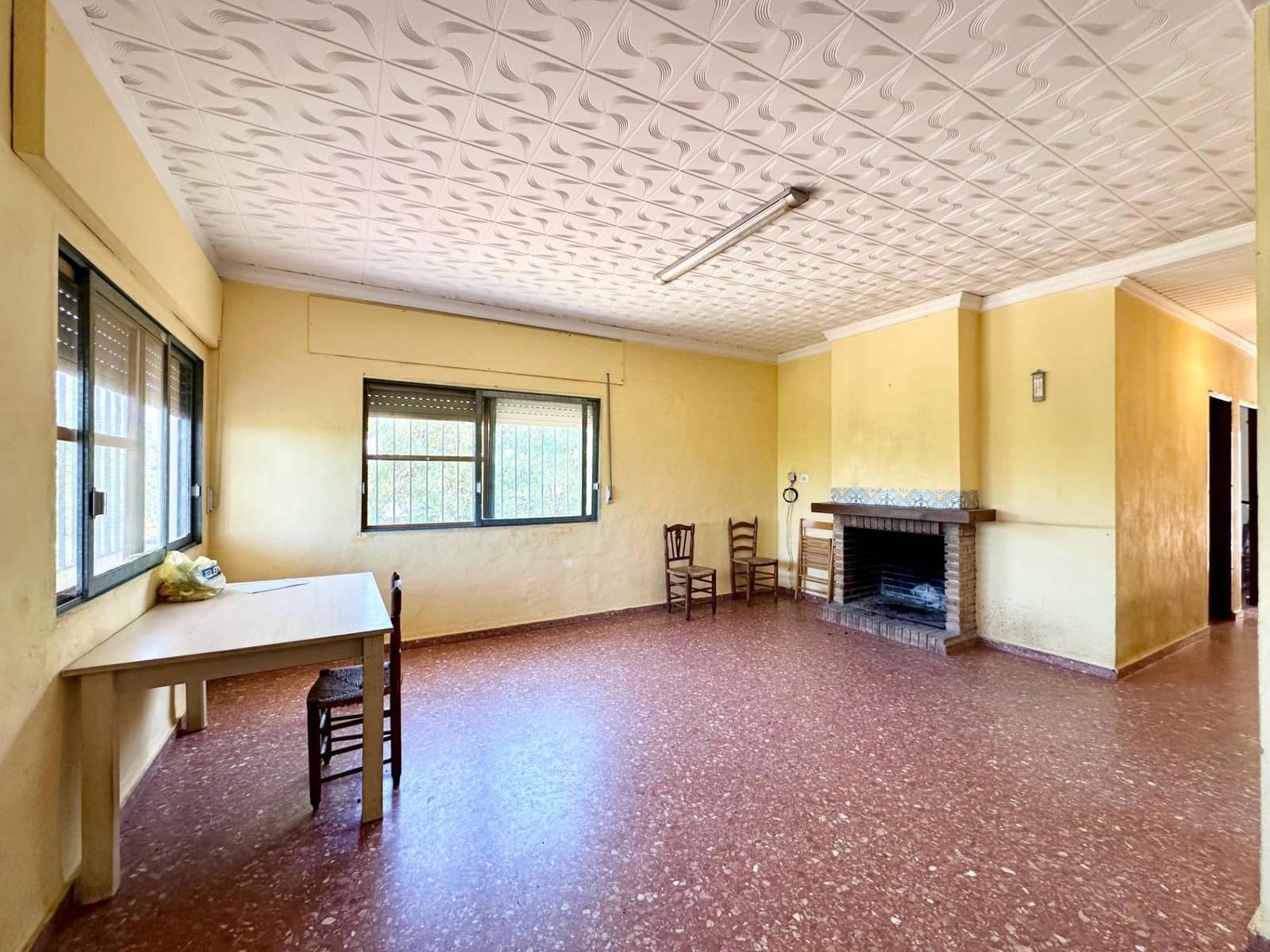 5 bedroom Villa for sale in Carlet with pool - € 175,000 (Ref: 9360133)