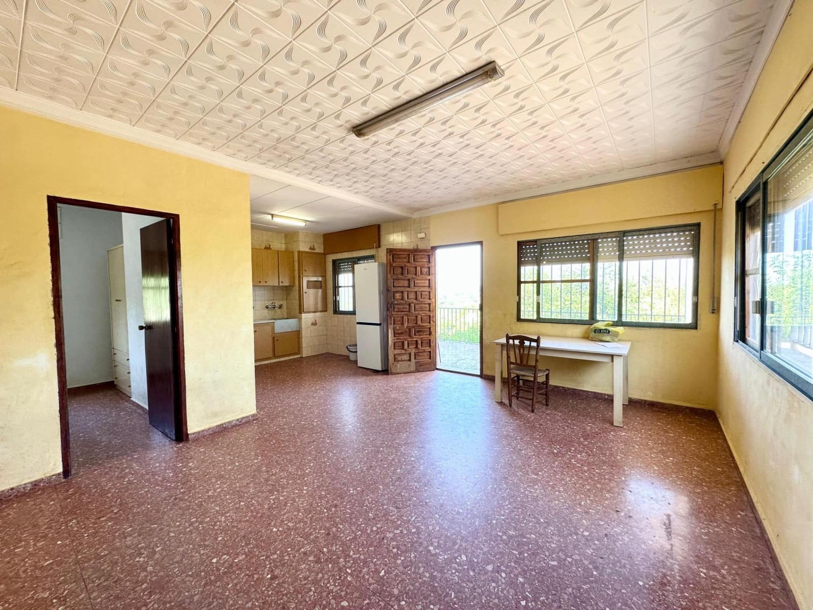 5 bedroom Villa for sale in Carlet with pool - € 175,000 (Ref: 9360133)