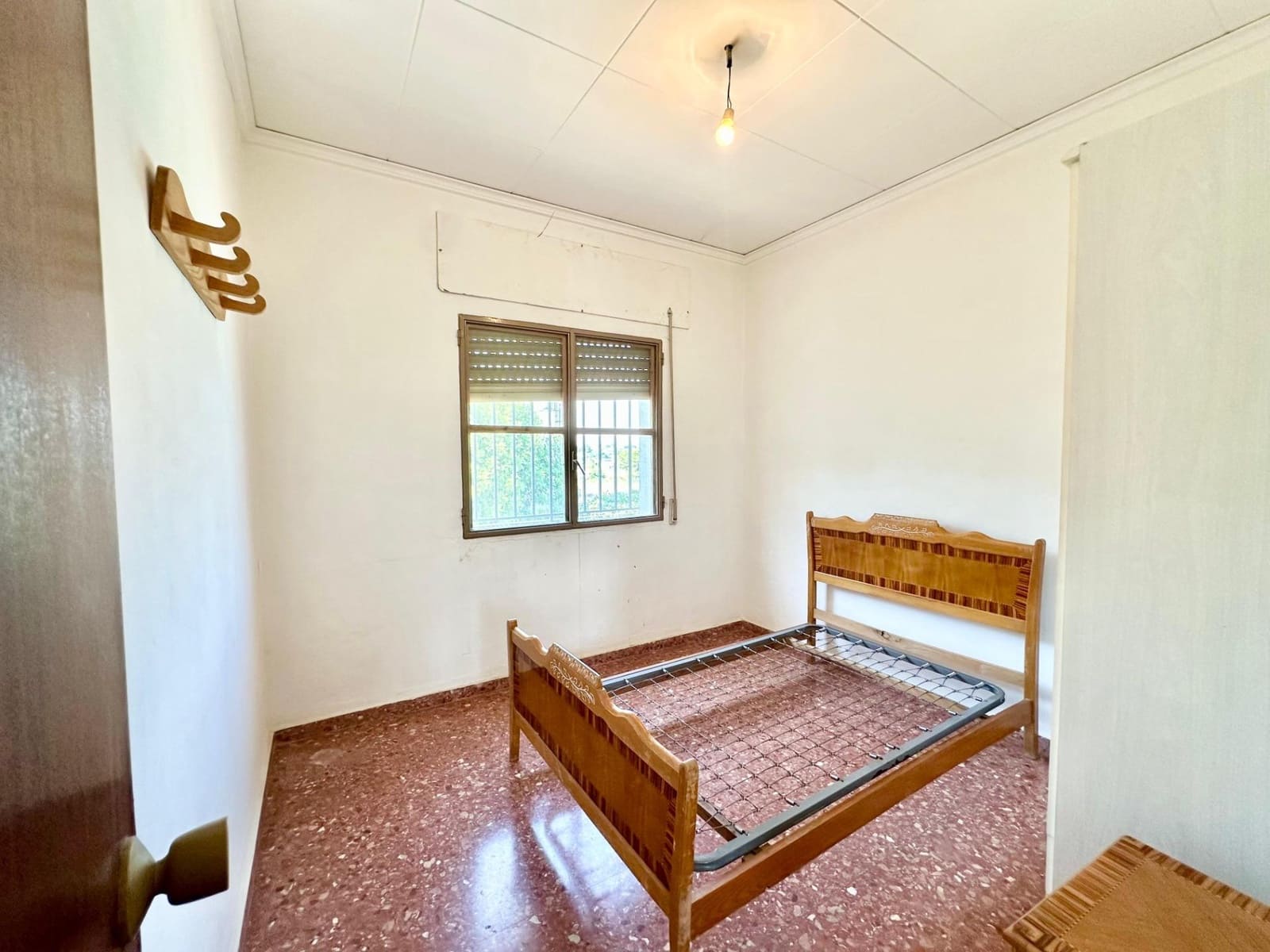 5 bedroom Villa for sale in Carlet with pool - € 175,000 (Ref: 9360133)