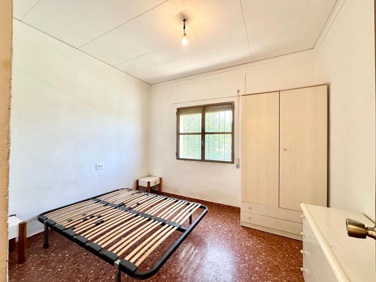 5 bedroom Villa for sale in Carlet with pool - € 175,000 (Ref: 9360133)