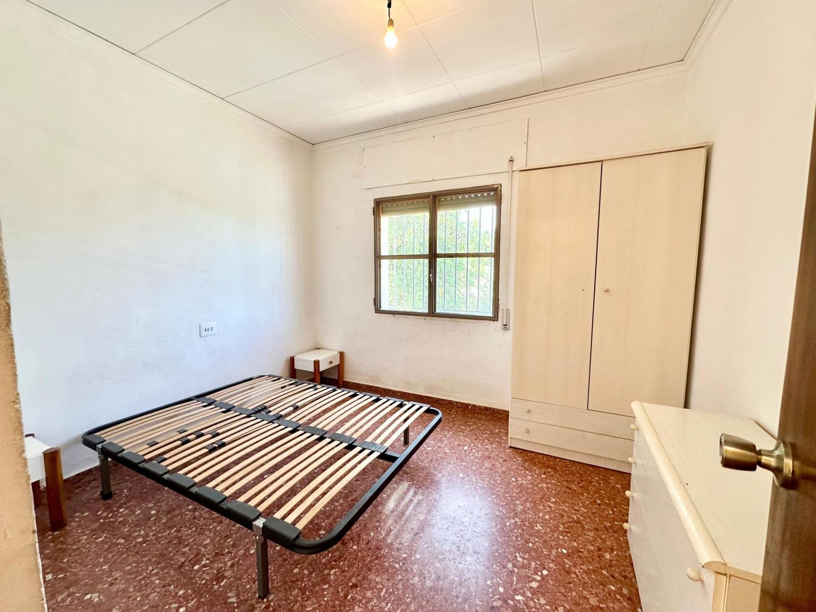 5 bedroom Villa for sale in Carlet with pool - € 175,000 (Ref: 9360133)