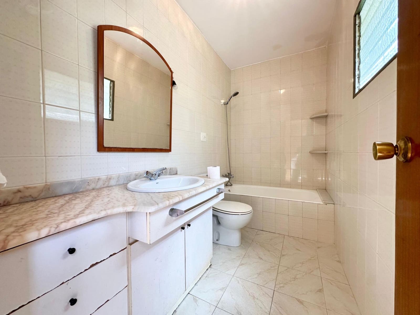 5 bedroom Villa for sale in Carlet with pool - € 175,000 (Ref: 9360133)