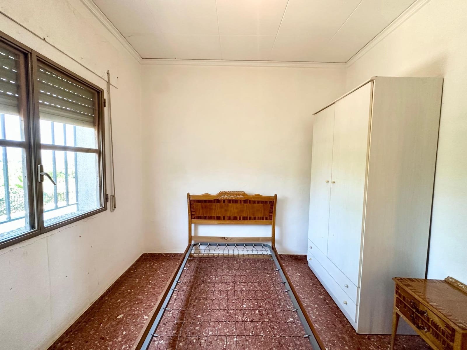 5 bedroom Villa for sale in Carlet with pool - € 175,000 (Ref: 9360133)