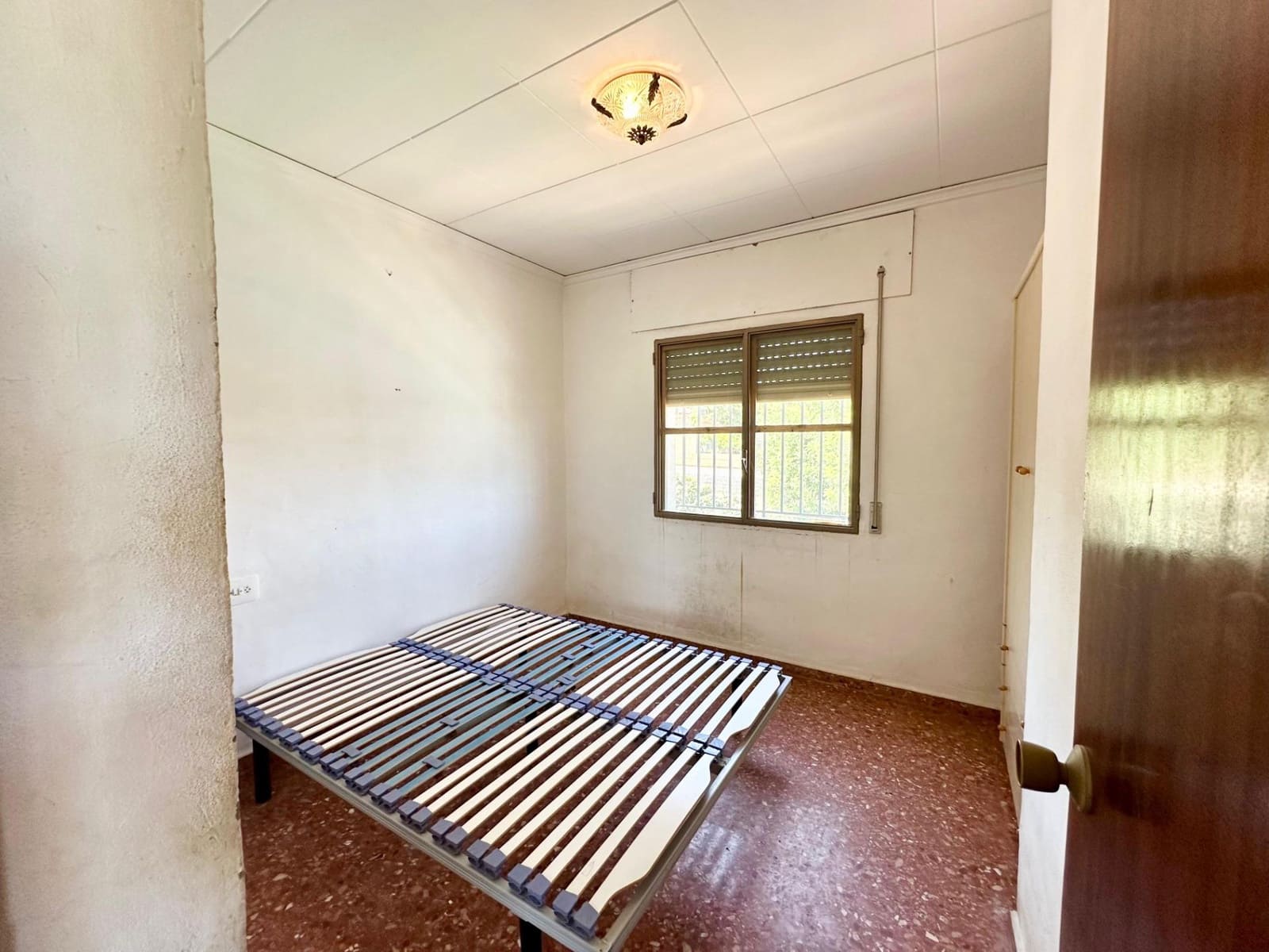 5 bedroom Villa for sale in Carlet with pool - € 175,000 (Ref: 9360133)