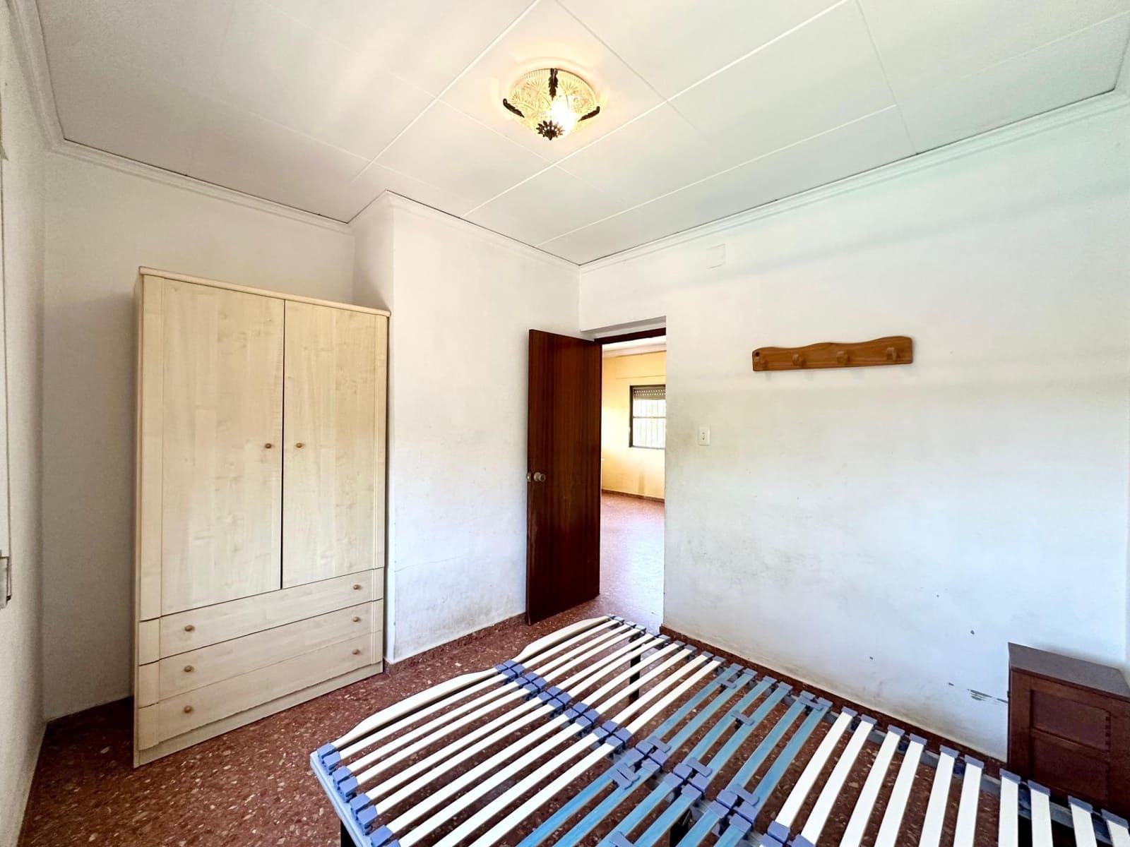 5 bedroom Villa for sale in Carlet with pool - € 175,000 (Ref: 9360133)