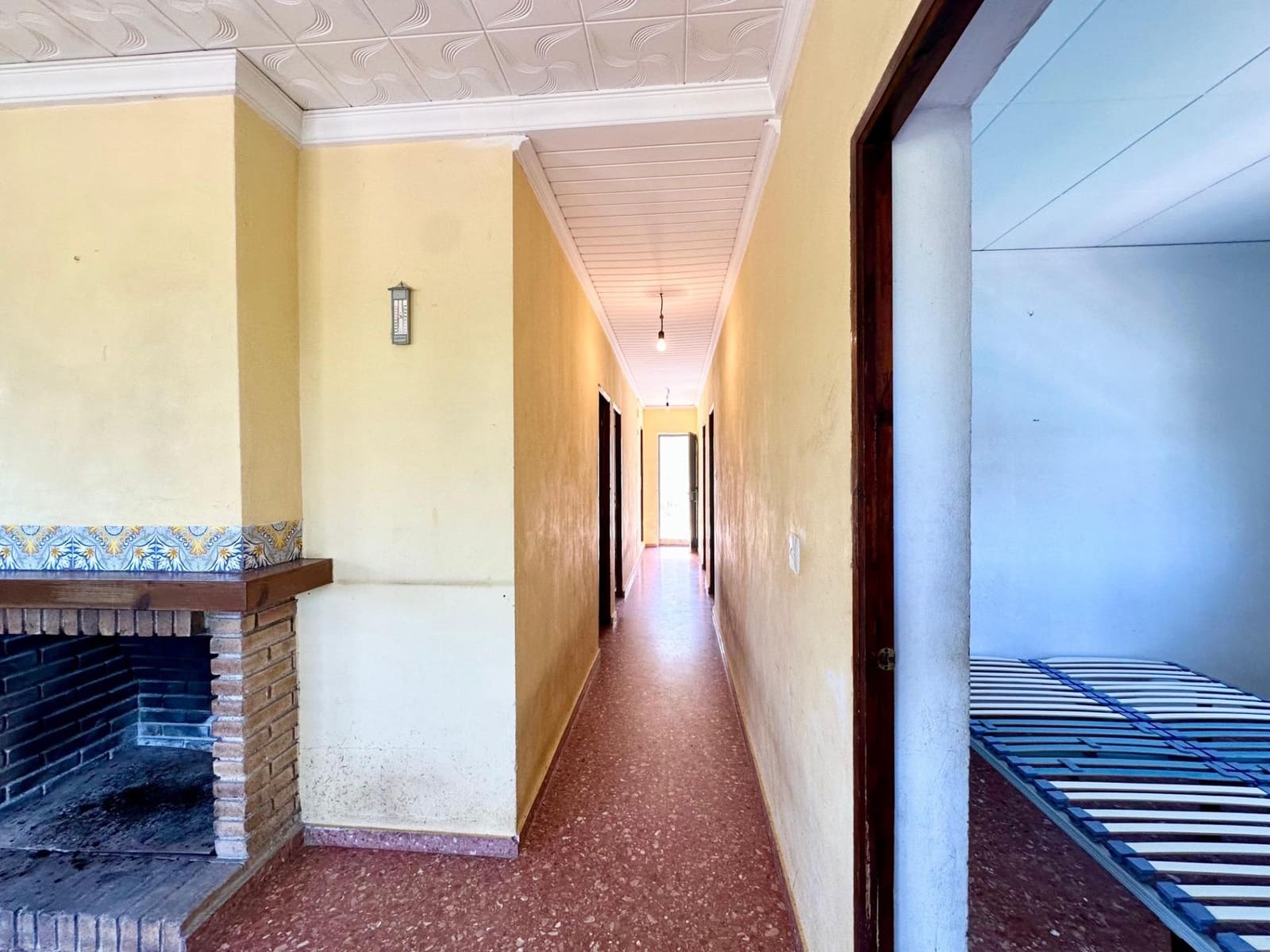 5 bedroom Villa for sale in Carlet with pool - € 175,000 (Ref: 9360133)