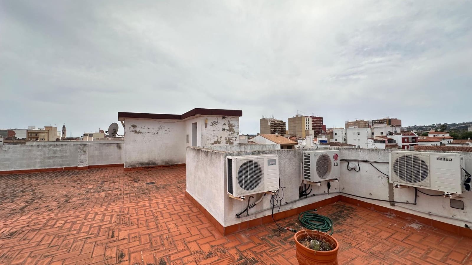 5 bedroom Townhouse for sale in Alginet with garage - € 299,000 (Ref: 9360141)