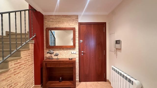 5 bedroom Townhouse for sale in Alginet with garage - € 299,000 (Ref: 9360141)