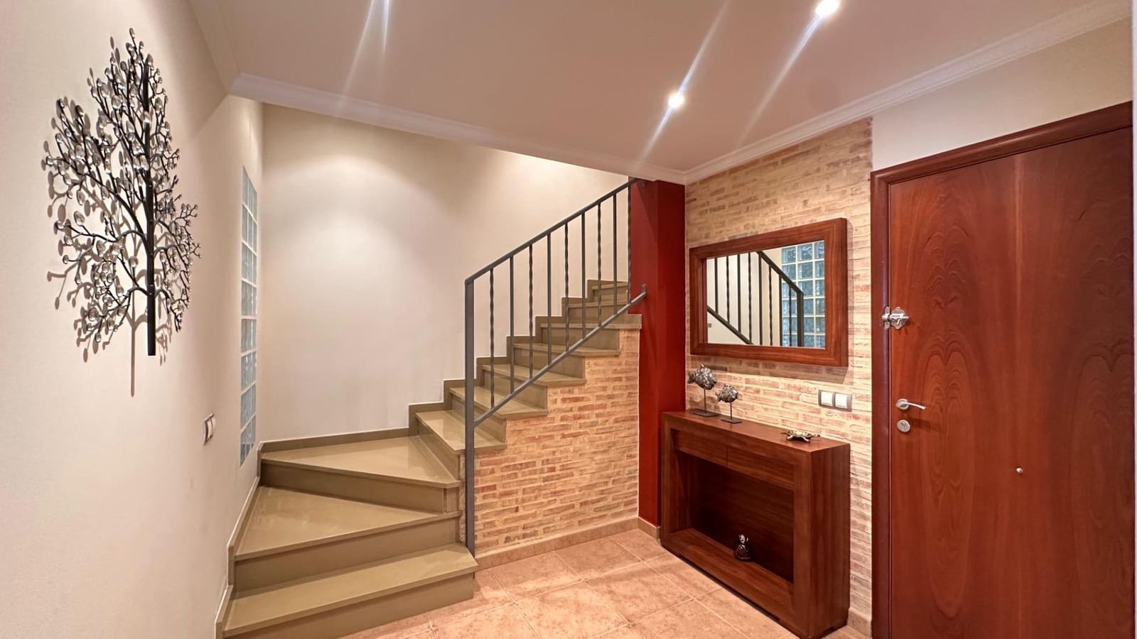 5 bedroom Townhouse for sale in Alginet with garage - € 299,000 (Ref: 9360141)