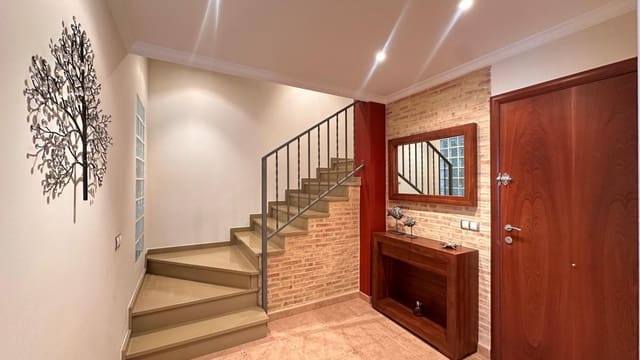 5 bedroom Townhouse for sale in Alginet with garage - € 299,000 (Ref: 9360141)