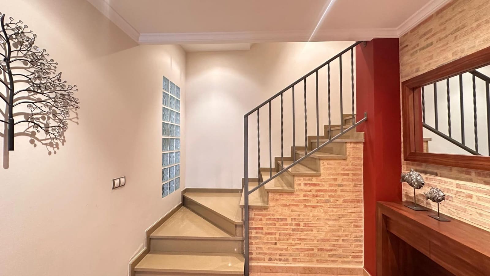 5 bedroom Townhouse for sale in Alginet with garage - € 299,000 (Ref: 9360141)